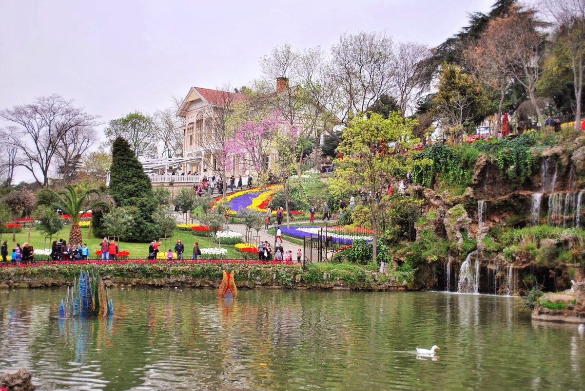 The pond and tulip beds at Emirgan Park in April, the best time to visit Istanbul for spring colour